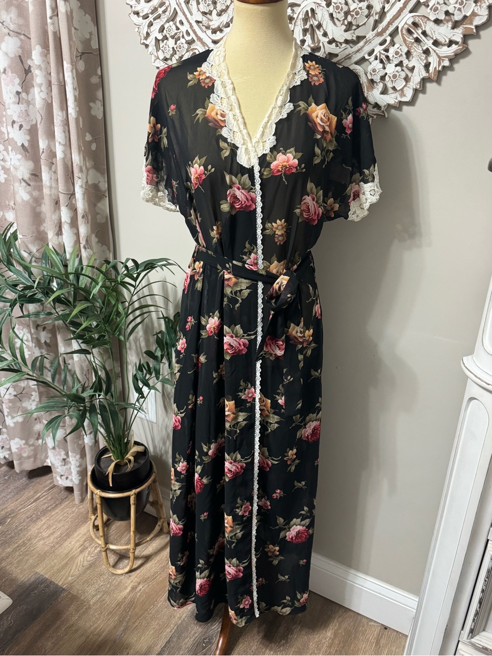 Vtg Christian Dior Sheer Elegant floral peignoir Robe Dressing Gown Small Sash